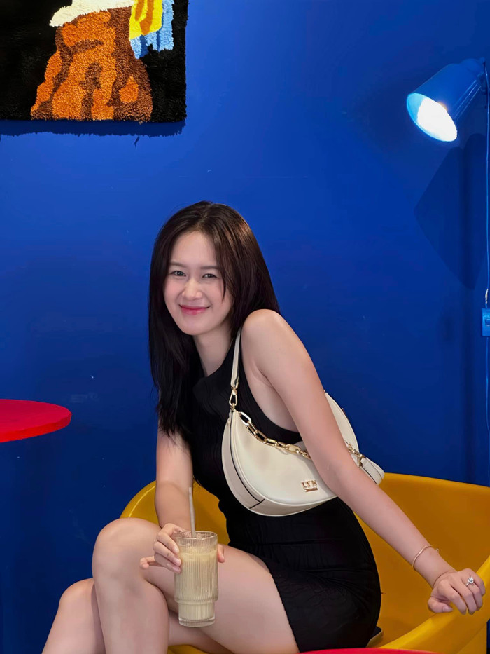 Nhan sắc trong trẻo, xinh đẹp của Quỳnh Anh - vợ kém 12 tuổi của Anh Đức.