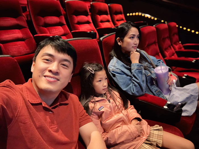 Lam Trường và vợ đưa con gái đi xem phim.