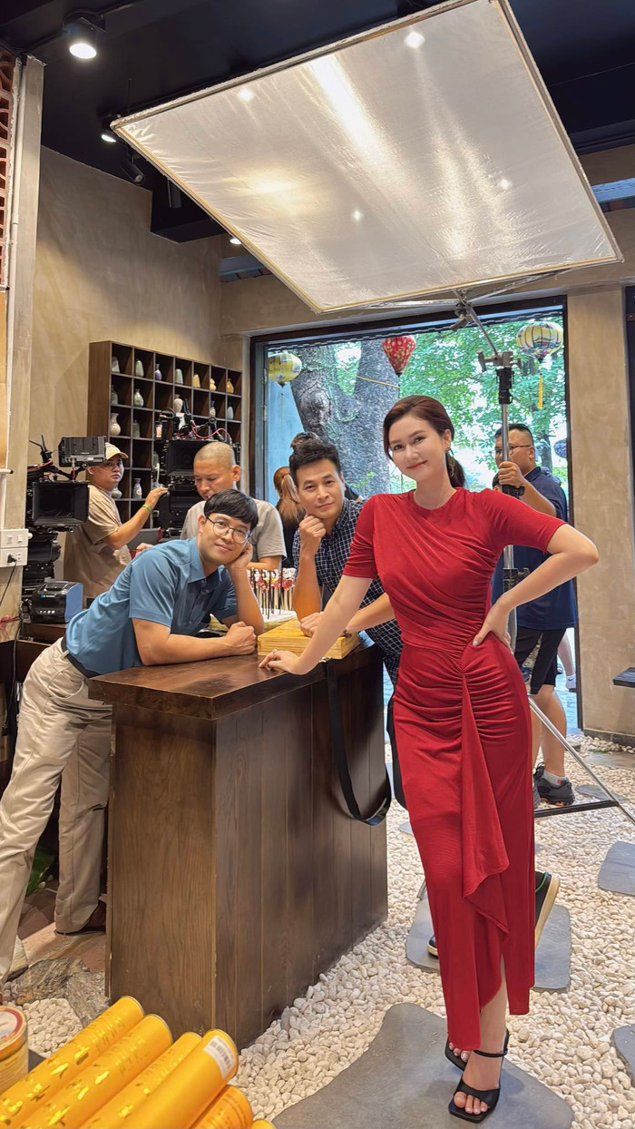 Hương Giang được đồng nghiệp yêu mến, quan tâm khi cùng nhau đóng phim. Ảnh: FBNV