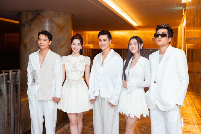 Khó có thể tin Việt Anh hơn nhiều tuổi so với dàn diễn viên trẻ cùng xuất hiện trong một khung hình. Ảnh: FBNV