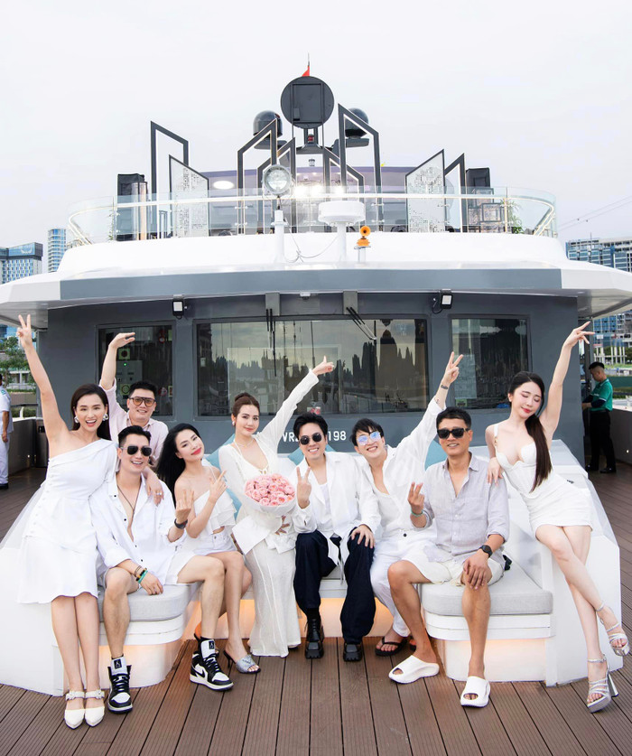 Việc phẫu thuật thẩm mỹ giúp Việt Anh tự tin, tươi trẻ hơn khi đứng giữa nhóm bạn đều là 'trai xinh, gái đẹp'. Ảnh: FBNV