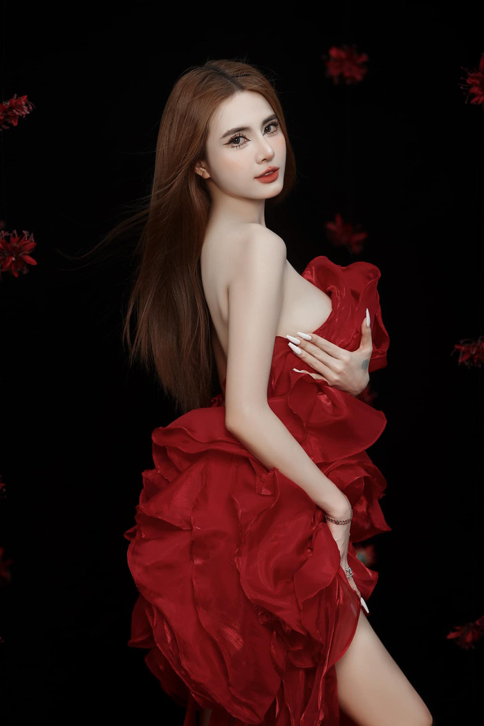 Lê Khánh Chi khoe trọn vóc dáng gợi cảm trong bộ ảnh mừng sinh nhật tuổi 35.