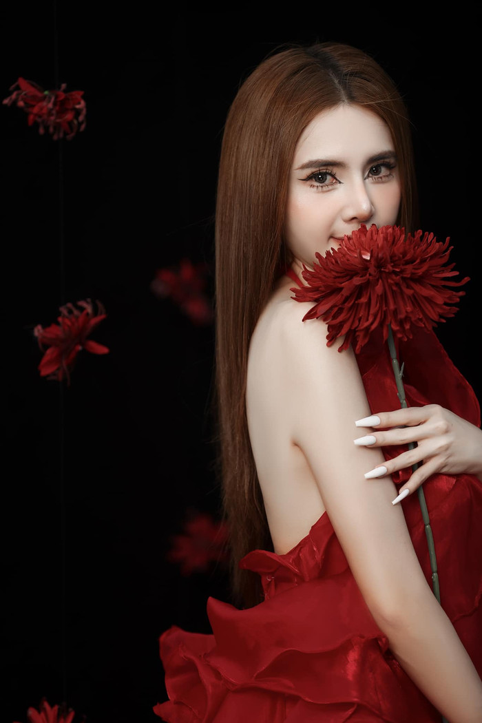 Cận cảnh diện mạo xinh đẹp, trẻ trung của em gái cầu thủ Công Vinh ở tuổi 35.