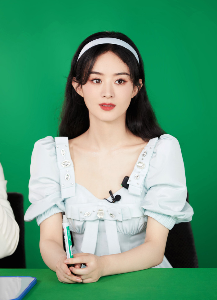 Triệu Lệ Dĩnh được khen ngợi với tấm lòng cao cả và sự tốt bụng hiếm có đối với bạn thân. 