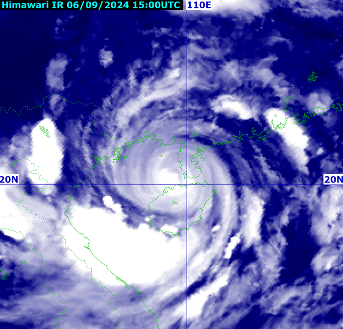 Lúc 22h ngày 6/9, vị trí tâm bão cách Quảng Ninh khoảng 300km với sức gió mạnh nhất cấp 14, giật cấp 17. Ảnh: NCHMF