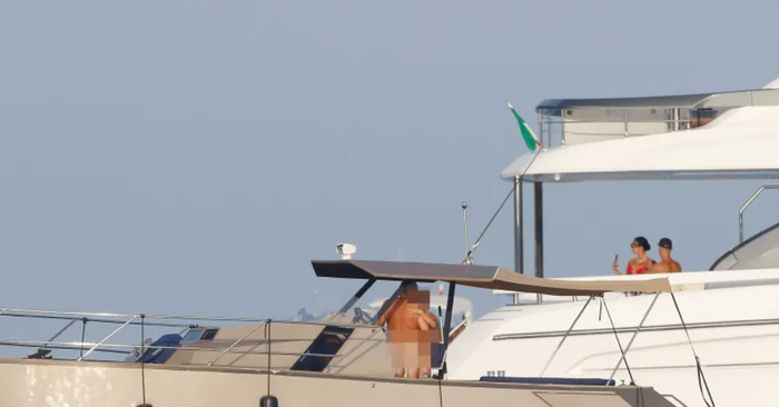 Một cặp đôi đi ngang qua du thuyền của Cristiano Ronaldo trong tình trạng khoả thân, vô tư âu yếm.