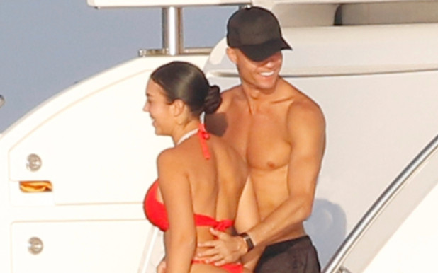 Một cặp đôi vô tư âu yếm khi đi ngang qua Ronaldo và bạn gái Ảnh 2