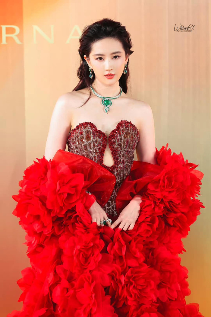 Triển lãm trang sức thượng lưu Bvlgari Aeterna tiếp tục chứng minh sức hút của mình khi chào đón trên thảm đỏ dàn nhân vật nổi tiếng. Trong đó, sự góp mặt của hai nữ thần phim Hoa ngữ - Lưu Diệc Phi và Triệu Lộ Tư tại khuôn khổ Thượng Hải đặc biệt nhận được sự quan tâm từ công chúng.