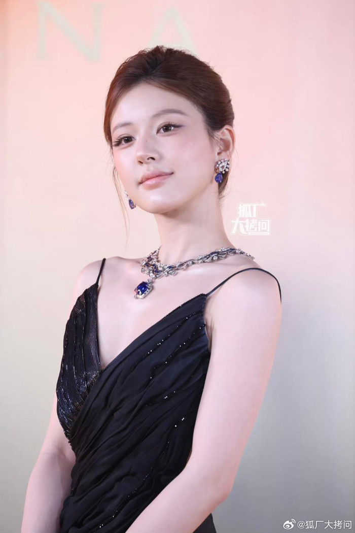 Tuy nhiên, cách trang điểm mà đội ngũ lựa chọn cho Triệu Lộ Tư không được lòng lượng lớn khán giả hiện trường. Được biết, tạo hình tham dự thảm đỏ của nữ diễn viên đã bị thay đổi sát giờ G. Dưới ống kính sự kiện, lối trang điểm trong suốt dễ dàng bị “nuốt chửng” khiến vẻ ngoài của Triệu Lộ Tư vô cùng kém sắc.