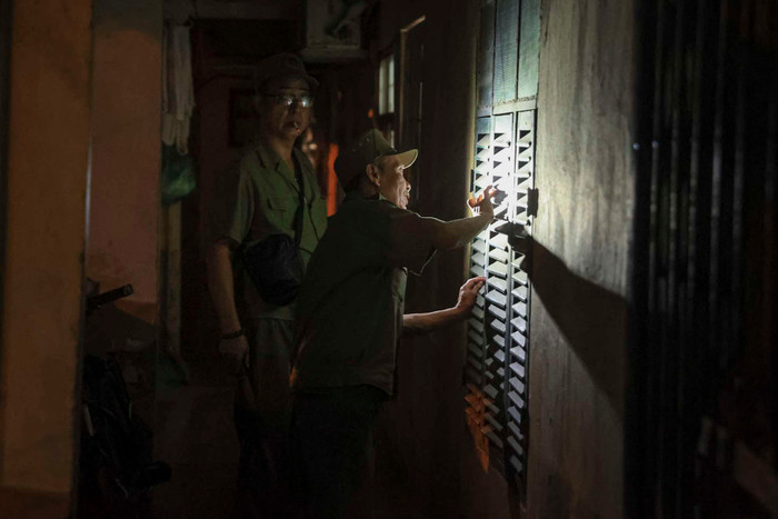 Lực lượng chức năng hỗ trợ người dân di dời. 