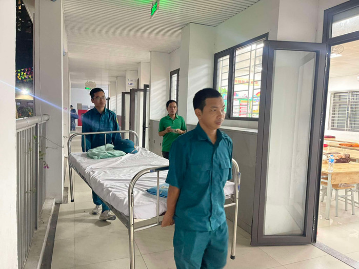 Lực lượng dân quân cũng hỗ trợ người dân tránh bão an toàn