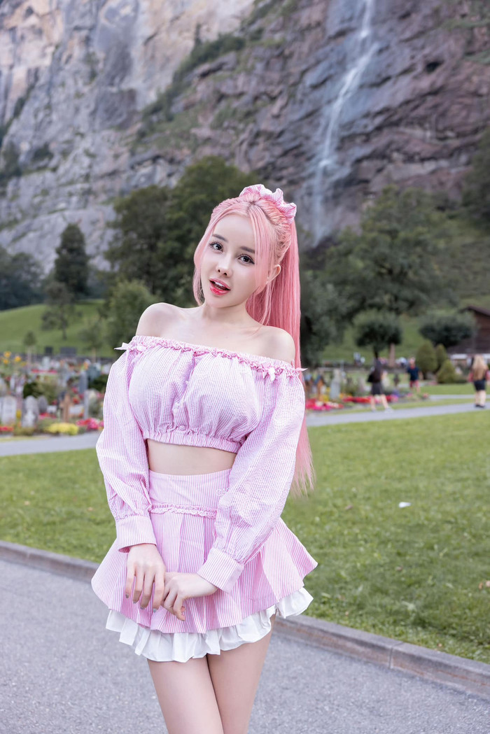 Nhiều người nhận xét Ngân 98 sửa mũi nhiều lần gây mất tự nhiên.