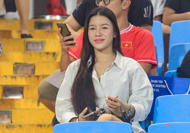 Việc trang điểm nhẹ nhàng, tự nhiên giúp vợ Đặng Văn Lâm trở nên xinh đẹp, tươi tắn hơn khi có mặt ở sân vận động Mỹ Đình để cổ vũ chồng. Ảnh: FBNV