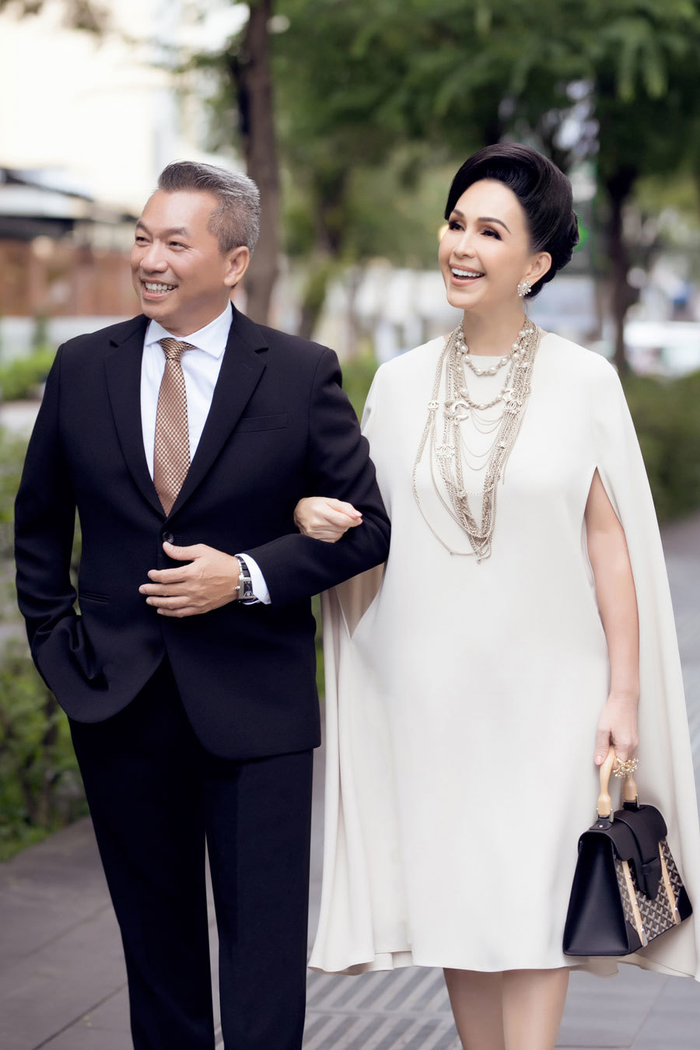 Với tính cách thẳng thắn, chân thật, Diễm My chủ động tán tỉnh doanh nhân Hà Tôn Đức. Không ngờ, nhờ hành động này, cô đã đổi đời ngoạn mục.