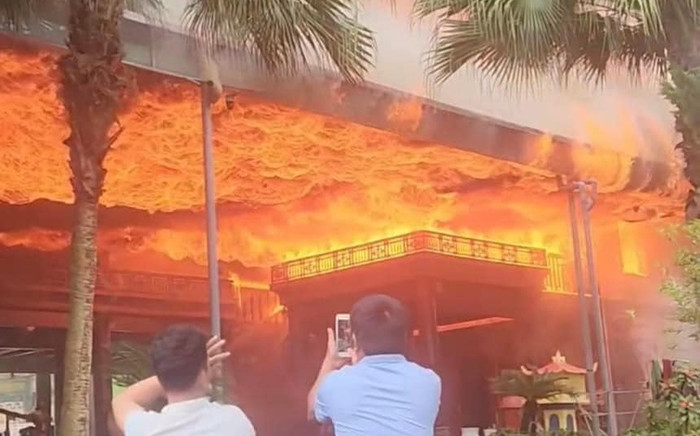 Nhà gỗ 5 gian ở Nghệ An bốc cháy, nhìn hiện trường ai cũng xót xa Ảnh 2