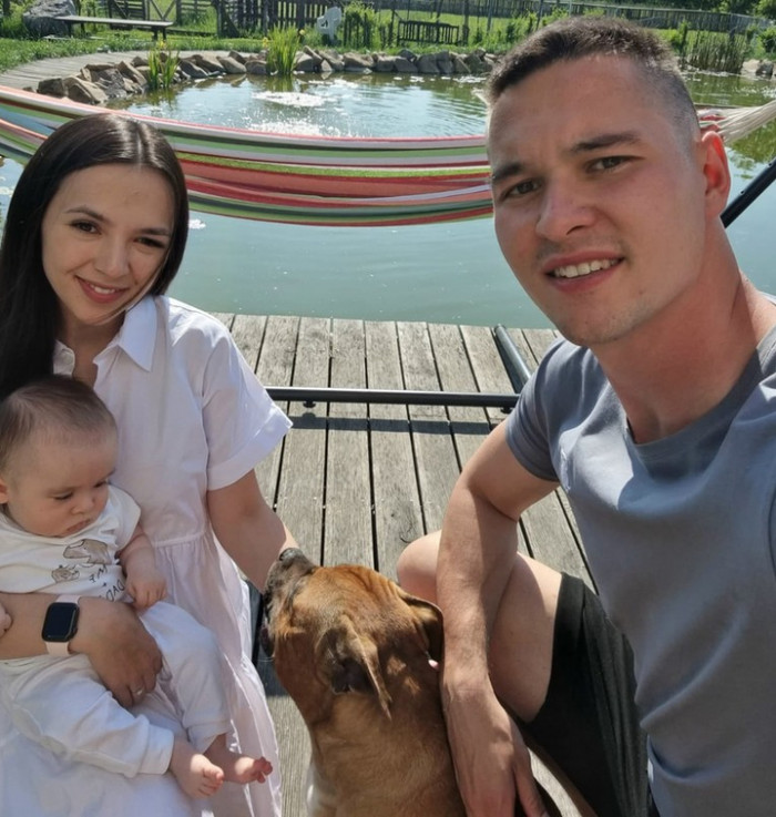 Ngoài ra, nét đẹp của Anetha Nguyễn không chỉ đến từ ngoại hình mà còn từ phong thái tự tin, dịu dàng, cùng sự yêu thương dành cho chồng con. Điều này đã giúp vợ thủ môn Nguyễn Filip luôn tỏa sáng trong mắt người hâm mộ và nhận được sự ủng hộ từ công chúng, đặc biệt trong vai trò là người bạn đời của 'thủ môn số 1 đội tuyển Việt Nam'.