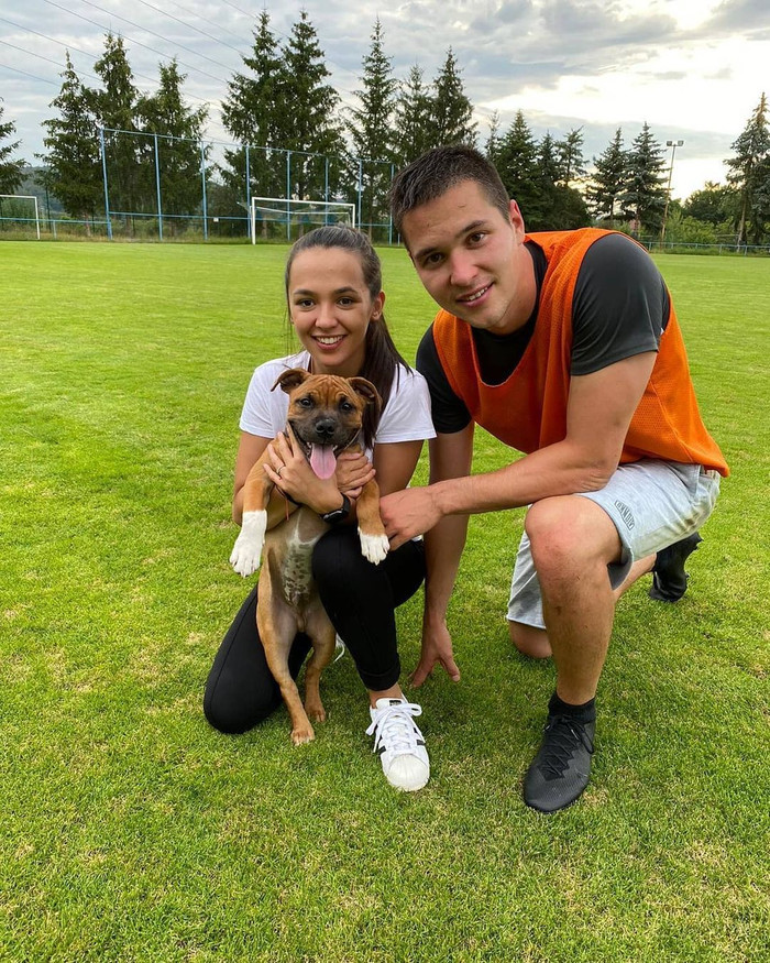 Về phong cách thời trang, vợ thủ môn Nguyễn Filip luôn ưu tiên sự đơn giản, nhẹ nhàng nhưng tinh tế. Gu thời trang của Aneta Nguyễn là sự kết hợp khéo léo giữa sự nữ tính và hiện đại. Dù xuất hiện ở các sự kiện hay đời thường, vợ thủ môn Nguyễn Filip đều chọn những bộ trang phục thanh lịch, nhưng vẫn tôn lên được những đường cong mềm mại của cơ thể.