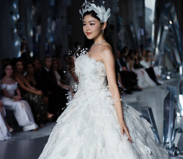 Mai Thảo Linh (Lọ Lem) bị 'soi' vì hành động liếm môi theo thói quen trong lúc diễn thời trang.