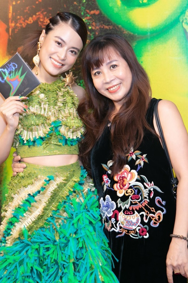 Hoàng Thùy Linh có mẹ ruột là biên đạo múa.