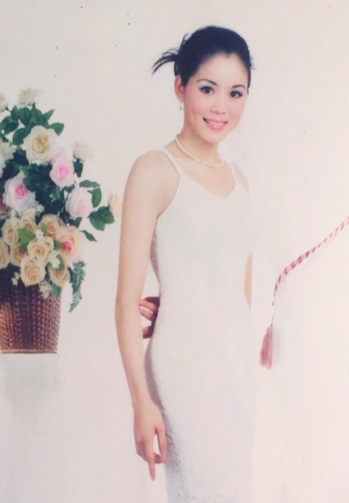 Bức ảnh thời điểm cô vừa quen biết với nghệ sĩ Quyền Linh. Thời điểm này, Dạ Thảo đang là chủ shop thời trang nên gu ăn mặc cũng để lại ấn tượng mạnh mẽ. Trong lần gặp gỡ đầu tiên, nam MC đã dành nhiều lời khen ngợi cho bà xã. 