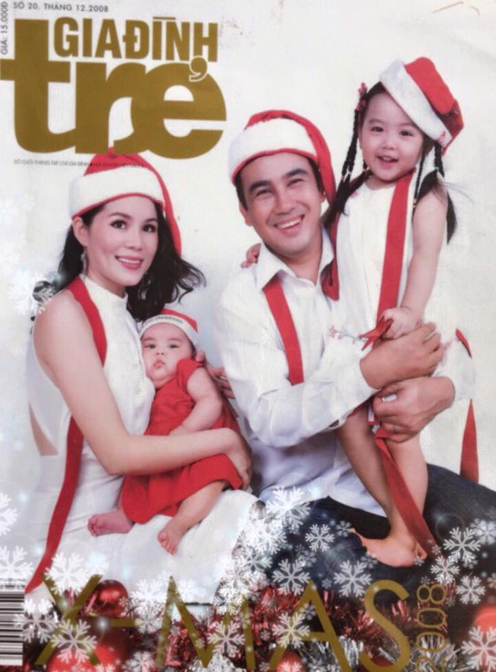 Bức ảnh cả gia đình Quyền Linh chụp vào năm 2008. Dù mới sinh con gái thứ hai nhưng nhan sắc của bà xã nam MC vẫn vô cùng sắc sảo, xinh đẹp. 