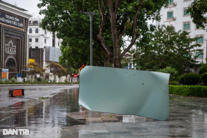 Những tấm tôn lớn bị gió cuốn bay đầy đường. Ảnh: Dân Trí
