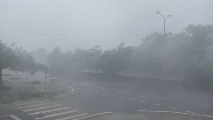 Gió rít mạnh, mưa trắng trời tại Quảng Ninh
