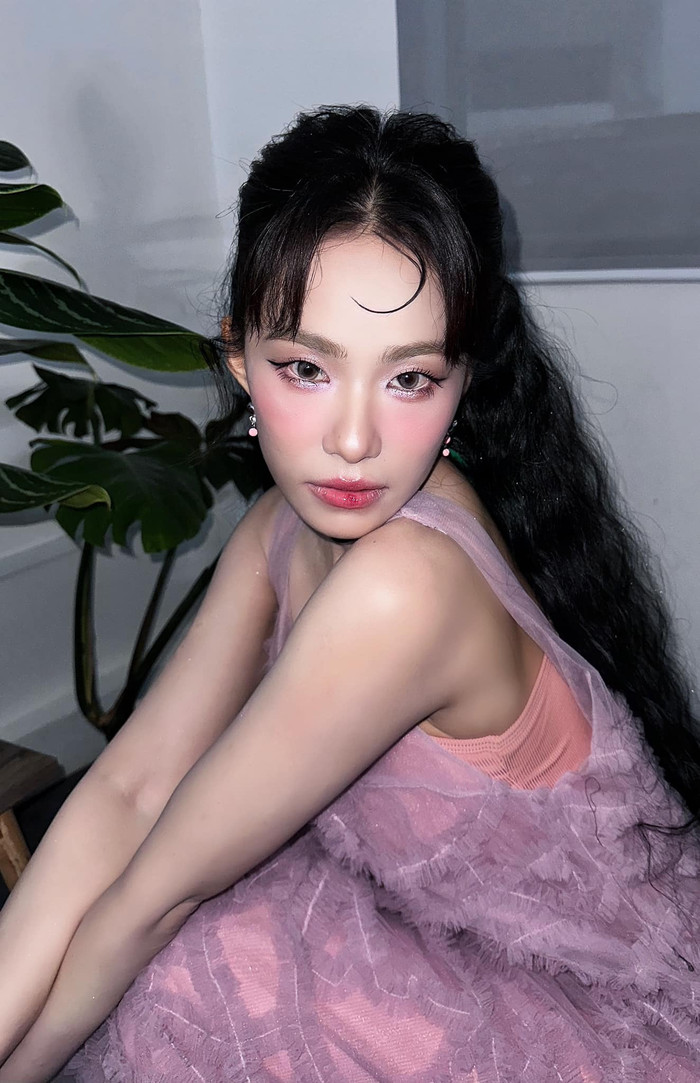 Khuôn mặt, bờ vai của Lương Bích Hữu nhỏ nhắn trông thấy. Ảnh: FBNV