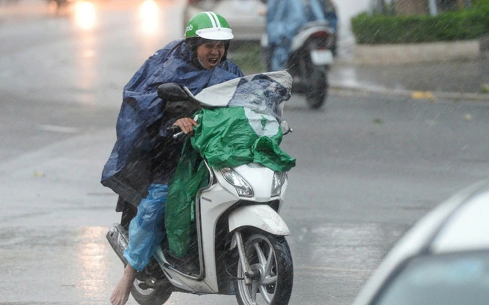 Hà Nội gió giật mạnh, chuyên gia khuyến cáo 'không nên ra khỏi nhà' Ảnh 2