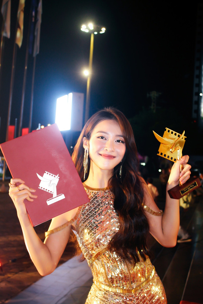 Khả Ngân vui mừng đón nhận giải thưởng. Ảnh: FBNV