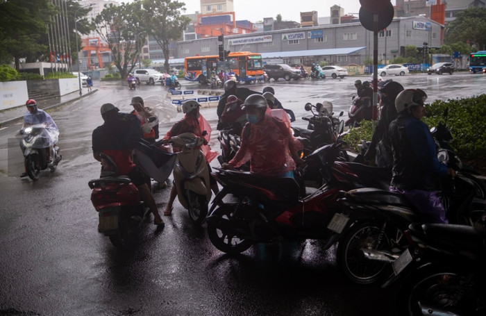 Trên các tuyến phố, không ít người đã buộc phải dừng lại bên lề đường vì gió giật quá mạnh, không thể tiếp tục di chuyển. 