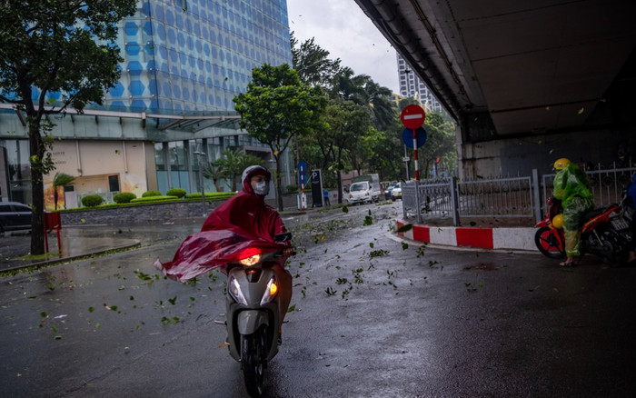 Bão Yagi quần thảo Hà Nội: Gió mạnh giật tung áo mưa, người dân vật lộn trên đường về nhà Ảnh 2