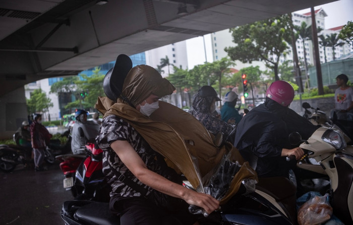  Dù đã mặc áo mưa, nhưng nhiều người vẫn gặp khó khăn lớn khi gió quật mạnh, thổi bay áo mưa và tạt mưa vào mặt, khiến việc di chuyển trở nên vô cùng khó khăn.