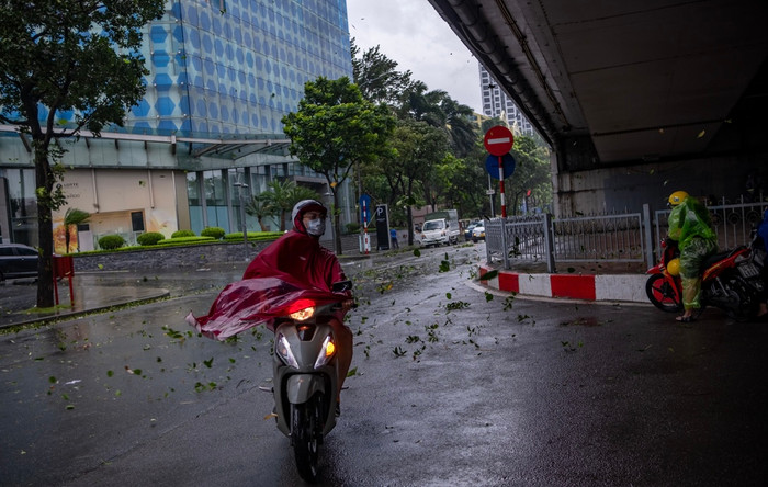  Dù đã mặc áo mưa, nhưng nhiều người vẫn gặp khó khăn lớn khi gió quật mạnh, thổi bay áo mưa và tạt mưa vào mặt, khiến việc di chuyển trở nên vô cùng khó khăn.