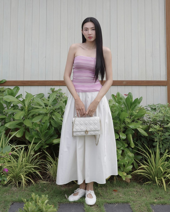 Hoa hậu Thùy Tiên dịu dàng trong mẫu áo quây màu hồng pastel. Ảnh IGNV