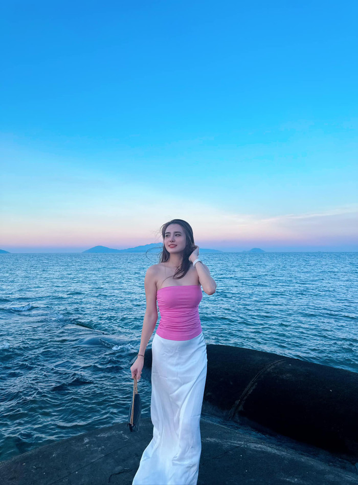 Em gái Công Vinh khoe vẻ đẹp quyến rũ, phóng khoáng. Ảnh FBNV