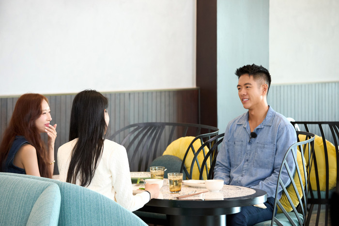 Michael Trương khá vui vẻ khi dùng bữa với Yuna Vũ và Bùi Khánh Linh