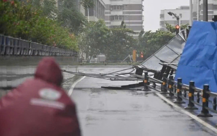 Cửa sổ nhà nam diễn viên bị thổi bay vì siêu bão Yagi Ảnh 2