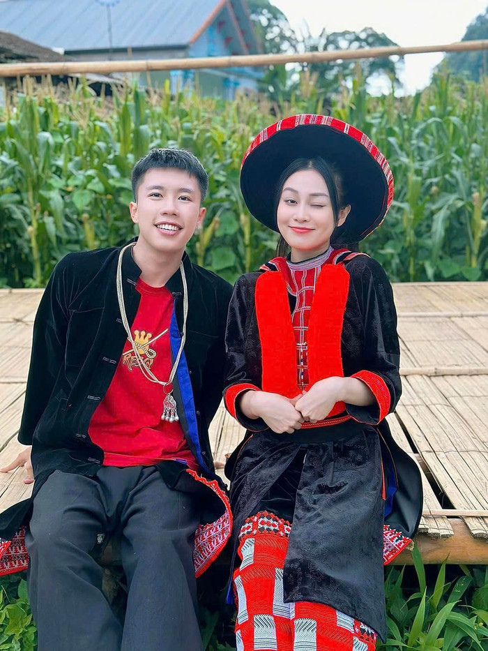 Chải và Dất trong phim Đi giữa trời rực rỡ.
