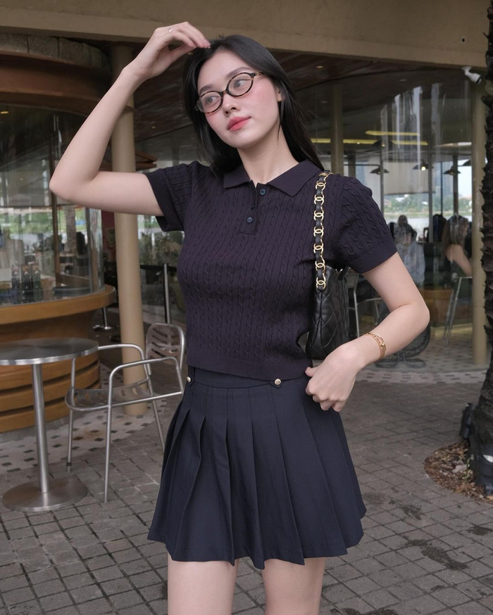 Á hậu Tương San ngày càng trẻ trung, đằm thắm sau khi hạ sinh con đầu lòng. Tuy nhiên, nàng hậu lại để lộ dấu hiệu tăng cân, gương mặt tròn trịa và thiếu sự thon gọn. Không những vậy, việc chọn mẫu áo len form rộng còn phần nào khiến Á hậu Tường San rơi vào tình cảnh bị 'dìm dáng'.