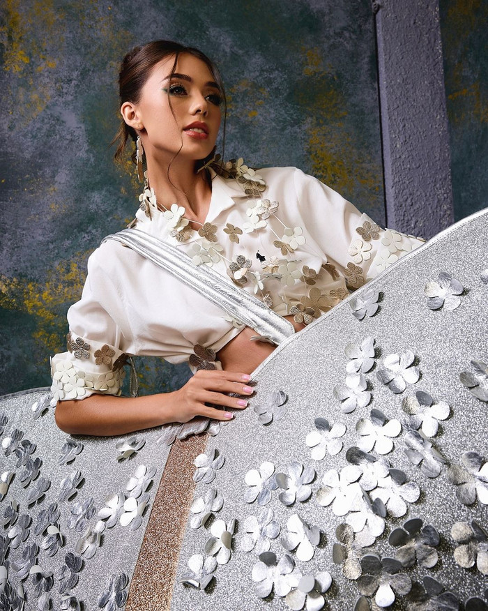 Dianka Zakhidova - vợ Bùi Tiến Dũng khoe hình ảnh chụp tại hậu trường một buổi trình diễn thời trang. Cô khéo léo tạo dáng nghiêng mặt 45 độ, khoe khéo góc nghiêng đẹp ngẩn ngơ. Dianka Zakhidova ghi điểm với giao diện tựa 'búp bê sống' với chiếc mũi thẳng cao, phần cằm thanh thoát cùng đôi môi dày, quyến rũ. Để tôn lên những ưu điểm này, vợ Bùi Tiến Dũng khéo léo búi gọn mái tóc kết hợp với layout trang điểm đậm, sắc nét.