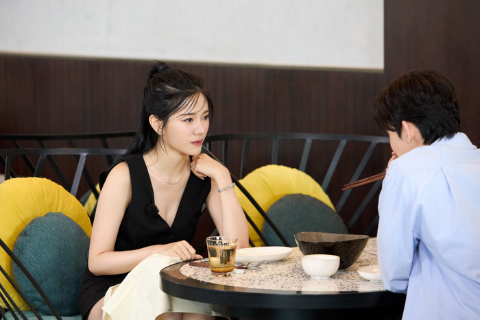 Chàng trai Hàn Quốc nhanh chóng chiếm được cảm tình của Idol xứ Hàn Lee Rayeon.