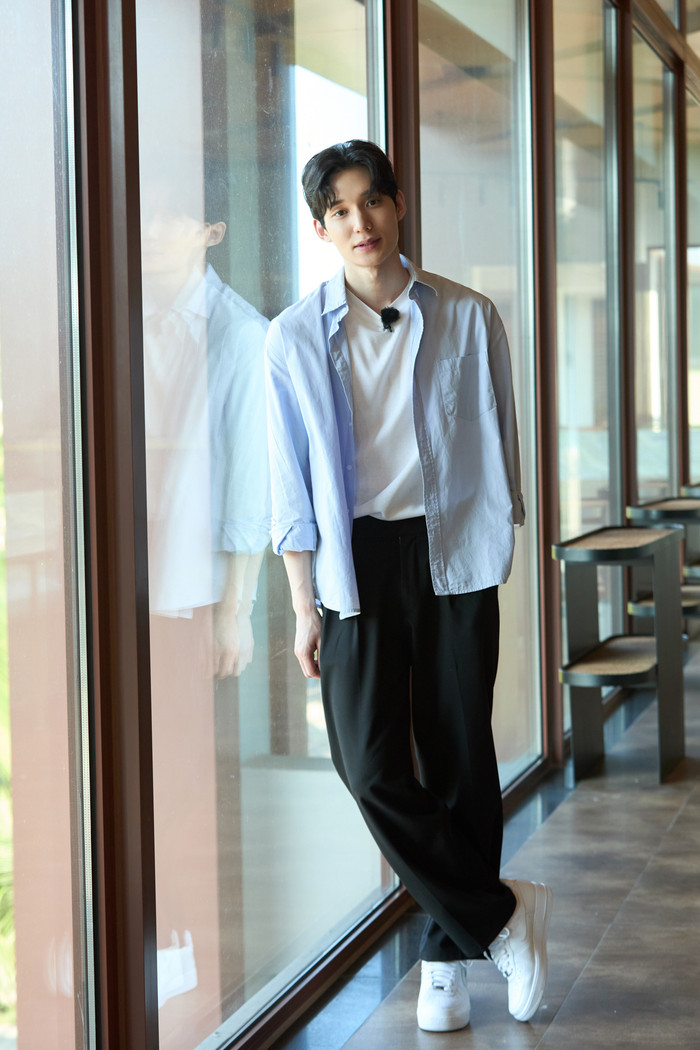 Ngay khi anh chàng bước vào, dàn bình luận và người chơi không giấu nổi sự phấn khích, liên tục hú hét trước vẻ đẹp 'cực phẩm' của anh.