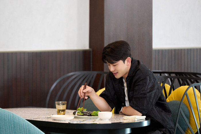 Cheon Minuk ăn một mình vì không có cô gái nào lựa chọn. 