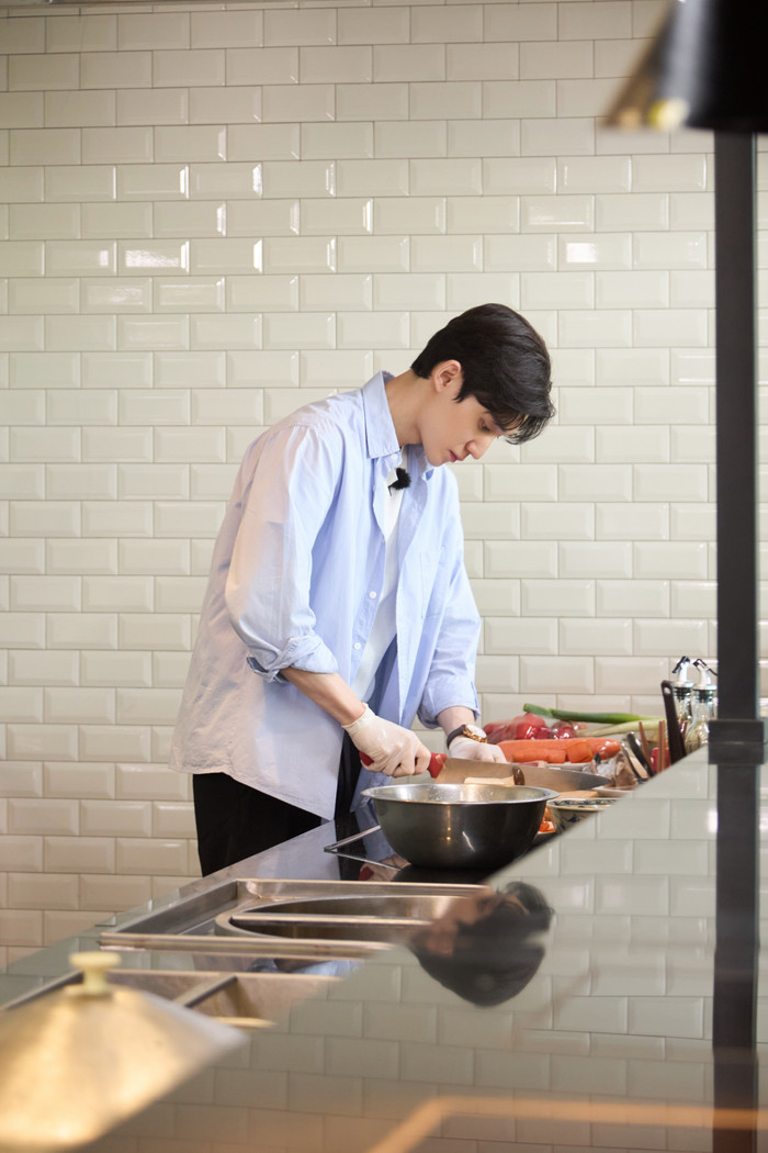 Anh chàng trổ tài thực hiện một món ăn truyền thống của Hàn Quốc.