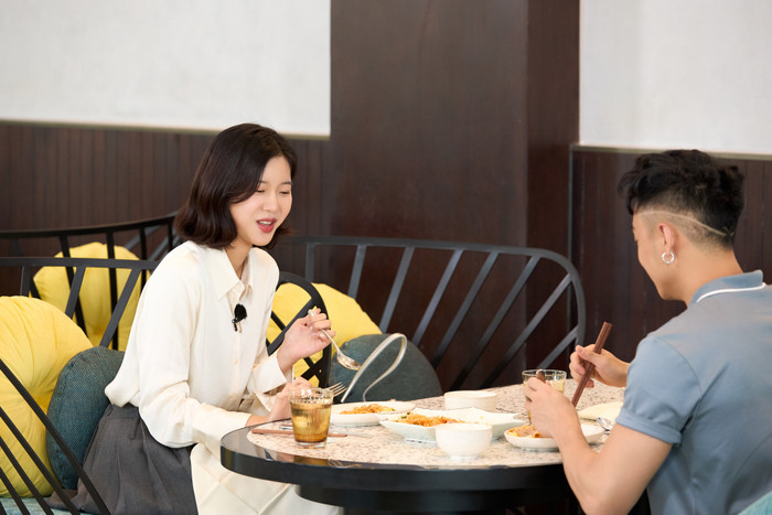 Lee Hooyeon vui vẻ, cởi mở trong bữa ăn cùng Wukong.