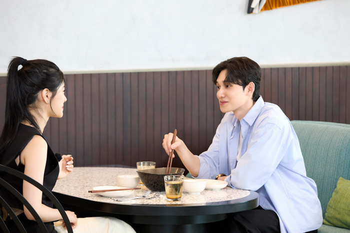 Sung Ieon và Lee Rayeon có buổi trò chuyện nhẹ nhàng, ăn ý.