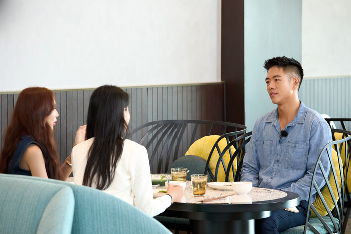 Michael Trương lại để ý đến Lee Rayeon ở đối diện, đang ngồi ăn cùng Sung Ieon.