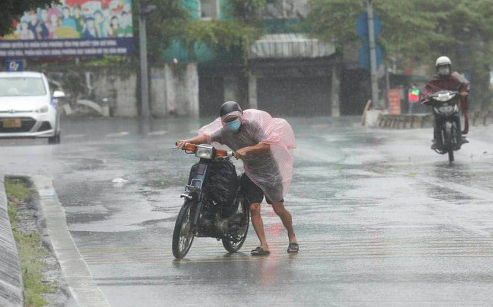 Bão YAGI nằm gọn trên đất liền, Hà Nội tiếp tục có mưa to đến rất to, gió giật mạnh Ảnh 2