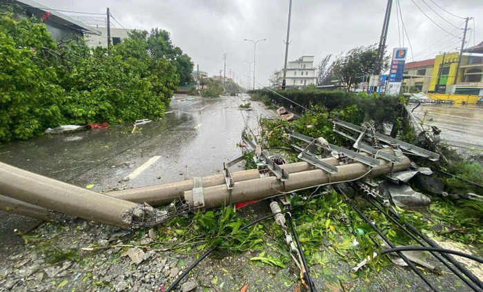 Gió mạnh khiến một trụ điện đổ ở Quảng Ninh.